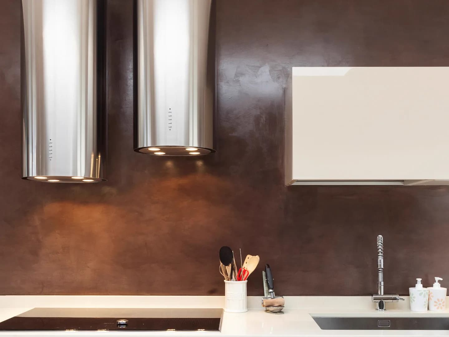Cucina con parete a finitura materica ErreLAB